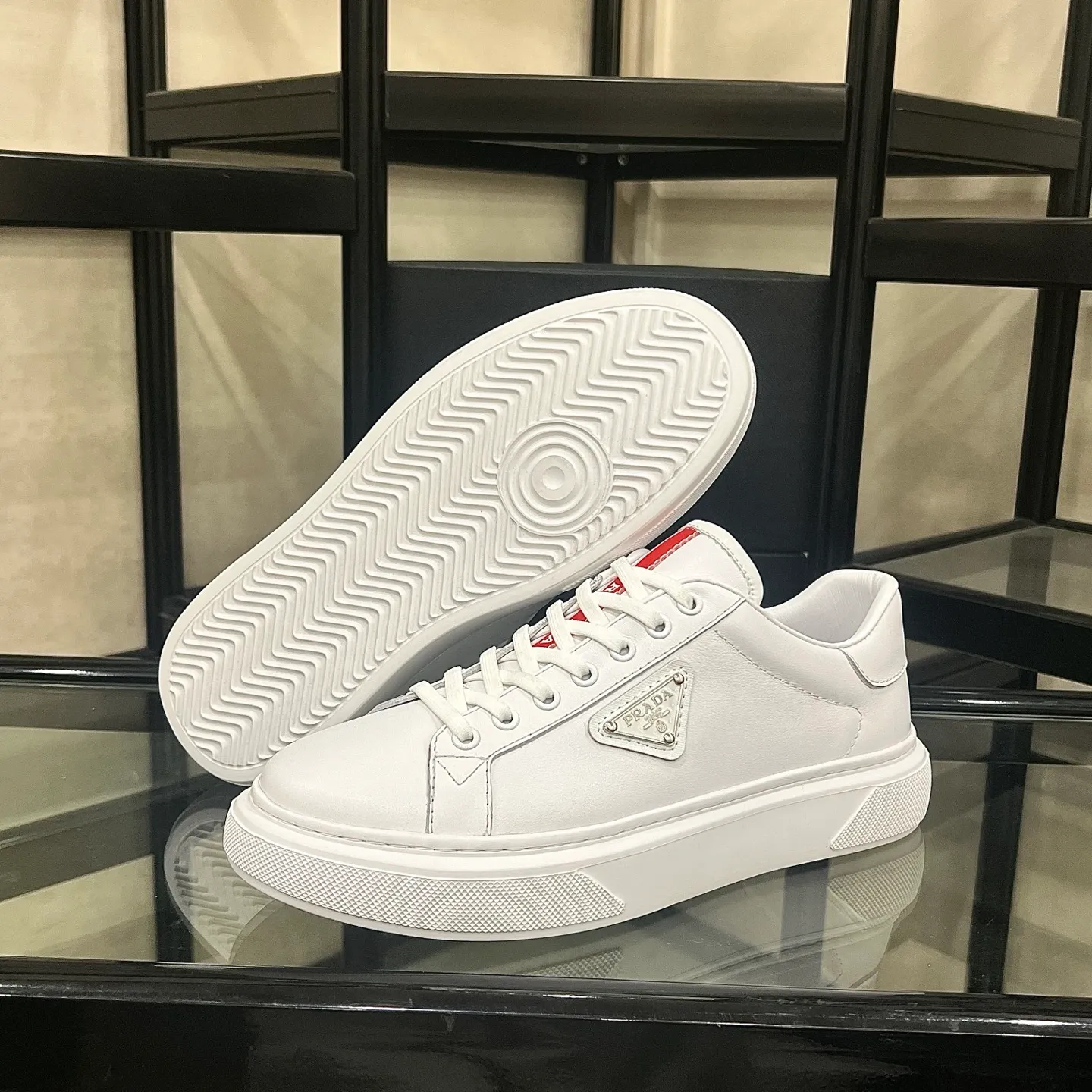 Men's shoes💰440 Prada/Prada Men's new casual shoes, this upper is made of imported calfskin + sheep lining! The outside is decorated with the P family's classic metal triangle enamel logo, and the outsole is made of non-slip sports foam ultra-light outsole, which feels good on the feet and is a fashionable and fashionable item!  Size: 38-44 (45 customized)